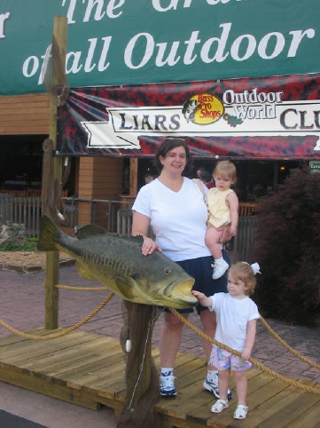 2005_06_17 Bethany Jane and Cate at Bass Pro Shop.jpg